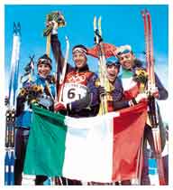 La premiazione della staffetta uomini composta da Giorgio di Centa, Fabio May, Pietro Piller Cottrer e Christian Zorzi, argento alle Olimpiadi di Salt Lake.
