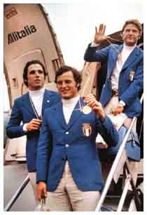 Michele Maffei, con Rolando Rigoli e Mario Montano, mostra al rientro in Italia, la medaglia d'oro vinta nella sciabola a squadre nelle Olimpiadi di Monaco del 1972.