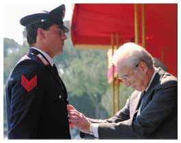 Alberto Tomba riceve un'onoreficenza dall'allora Presidente della Repubblica Francesco Cossiga.