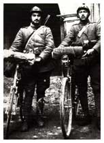 Carabinieri ciclisti in uniforme di guerra (1915-1918).