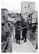 Mostar, un carabiniere sul ponte provvisorio che ha sostituito quello storico distrutto.
