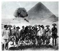 Carabinieri e Bersaglieri del distaccamento italiano in Palestina in visita alle Piramidi durante una escursione in Egitto (1917).