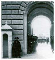L'ingresso della Legione Allievi di Roma in una foto degli inizi del secolo scorso.