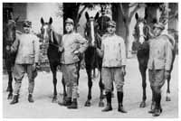 Militari dell'Arma addetti all'addestramento dei cavalli. La foto e' del 1910; l'uniforme indossata e' quella da fatica in tela