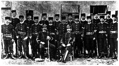 Un gruppo di gendarmi a La Canea. Seduti, sono riconoscibili il capitano Federico Craveri e il tenente Arcangelo De Mandato.