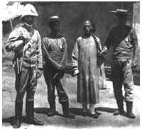 Tien-Tsin, 1906: il carabiniere Liberato Spada con due agenti della polizia cinese dopo l'arresto di un membro della setta dei Boxers, che si opponeva alla presenza in Cina degli stranieri.