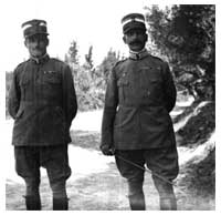 Un'altra foto che ritrae il capitano Giuseppe Borgna con il Capo di Stato Maggiore del XVI Corpo d'Armata Emilio Guglielmotti. Il 22 giugno 1916 il Corpo assumerà la denominazione di Comando Truppe d'Occupazione in Albania.