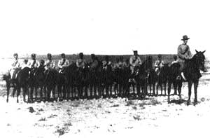 Un gruppo di Carabinieri a cavallo, parte del corpo di spedizione italiano, in Palestina, nel deserto. Molti militari accusarono i disagi del clima della regione, oltretutto ''fortemente malarica''
