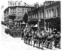 Un Reparto militare italiano, parte delle Forze alleate in Estremo Oriente e costituito principalmente dalla 159a Sezione Carabinieri, sfila durante una cerimonia pubblica a Vladivostok, in Siberia.