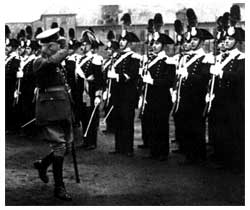 Dicembre 1934: il maggior generale Brind, Comandante della Saar Force, passa in rivista un reparto dell'Arma dei Carabinieri.