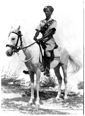 Un agente a cavallo del corpo di polizia della Somalia, in tenuta per i servizi all'interno della residenza. Armamento: moschetto 91 da cavalleria.