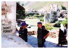 A Mostar: le rovine del ponte ''Don't Forget'' (non dimenticare). Ma è possibile dimenticare?