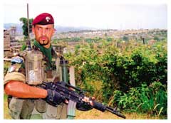 Albania, 1998: un militare del 1° Reggimento Carabinieri Paracadusti ''Tuscania'' in servizio di vigilanza.