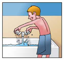 In bagno, un uomo apre il rubinetto della vasca da bagno.