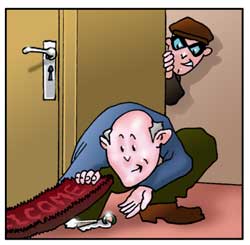 Un signore nasconde sotto al tappeto di ingresso la chiave di casa, mentre viene osservato da un tipo losco.