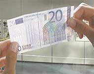 Una banconota da venti euro posta controluce.