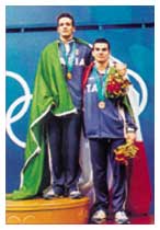 Davide Rummolo e Domenico Fioravanti sul podio olimpico, in un immagine indimenticabile.