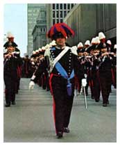 Il maestro Vincenzo Borgia alla testa della Banda dei Carabinieri durante la sfilata per le vie del centro di Montreal, in Canada (1973).