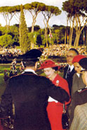 Roma, 1980: la Regina Elisabetta II d'Inghilterra si congratula con un ufficiale del Reggimento Carabinieri a Cavallo dopo l'esibizione del Carosello in suo onore.