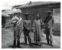 Tien Tsin (Cina), 1906: un carabiniere e due agenti della polizia cinese dopo l'arresto di un membro della setta dei "Broxers".