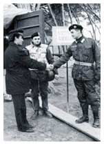 Un carabiniere e un gendarme albanese si congedano dopo la missione "Pellicano".