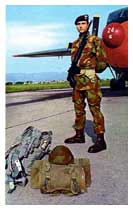 Aeroporto di Pisa, 1972: un carabiniere paracadutisti con equipaggiamento operativo.