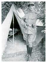 Il Colonnello Teodoro Pranzetti davanti alla sua tenda sul Podgora (1915).