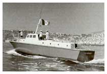 Una delle prime motovedette assegnate all'Arma (1960) in esercitazione inun porto italiano.