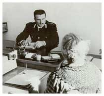L'incontro quotidiano del comandante di una Stazione Carabinieri, negli anni '60, con la cittadinanza.