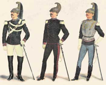 Immagini di Corazzieri disegnate da Stanislao Grimaldi del Pozzetto. Da sinistra, le uniformi sono da mezza gala, giornaliera e da campo.