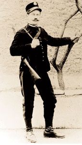 Carabiniere in uniforme ordinaria per servizi di perlustrazione con bandoliera nera (1907)