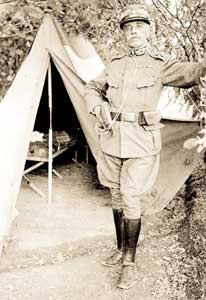 Ten. colonnello Teodoro Pranzetti davanti alla sua tenda in trincea, in uniforme grigio-verde.