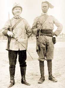Un brigadiere e uno zaptié in servizio di pattuglia nel 1912. Il sottufficiale indossa la giacca di tela kaki con manopole e colletto rossi.