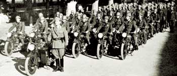 Componenti della 176ª Sezione motorizzata Carabinieri mobilitata, addetta al Comando del Corpo d'Armata Corazzato.