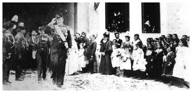 Corpo di spedizione Internazionale a Creta: carabinieri in grande uniforme, durante una cerimonia.