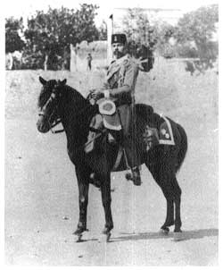 La Canea: un gendarme a cavallo in grande uniforme. Notare la bardatura da carabiniere.
