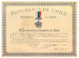 Il diploma conferito dal Presidente cileno ai Carabinieri Reali per i primi servigi resi nell'istruzione dei Carabineros del suo paese.