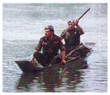 Cambogia, aprile 1993: carabinieri in perlustrazione fluviale, a bordo di una canoa. Sono a Bokeo, al confine con Laos e Vietnam.