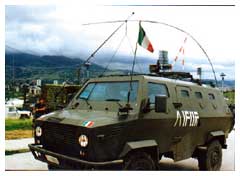 Ancora un mezzo blindato dell'Arma con la scritta Ifor. Nel luglio del 1996 la Forza poteva contare sulla presenza di 118 Carabinieri.