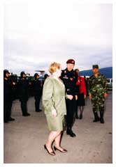 Sarajevo, 30 agosto 1998: visita alla MSU del Segretario di Stato USa Madaleine Albright che nella circostanza ha rivolto espressioni di particolare apprezzamento i militari dell'Arma per la loro alta professionalità.