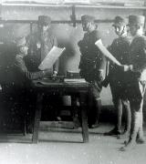 Maresciallo impartisce ordini per lo svolgimento del servizio a quattro carabinieri