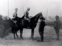 Ufficiale vista ordine di servizio a due carabinieri di pattuglia
