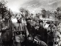 Carabinieri in prima linea usano le maschere antigas