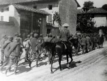 Carabinieri di scorta a prigionieri austro ungarici